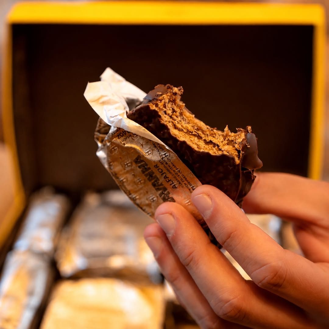 Alfajor mordido saindo da caixa